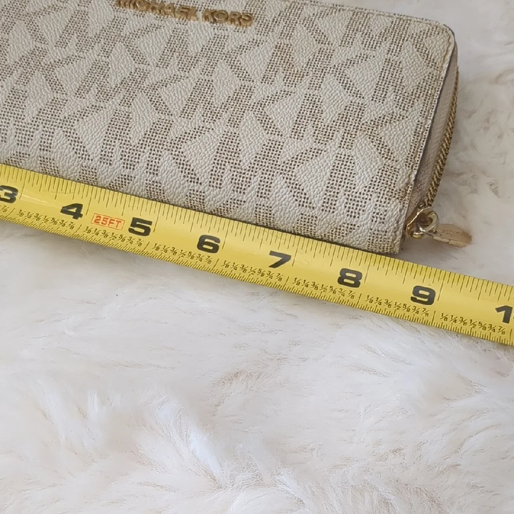 Michael Kors Jet Set Travel Large Zip Around Wallet Vanilla MK Signature